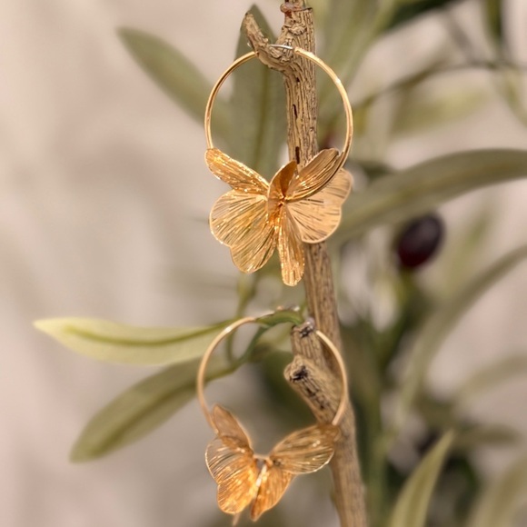 Chic Gold Floral Hoop Earrings - Picture 8 of 9